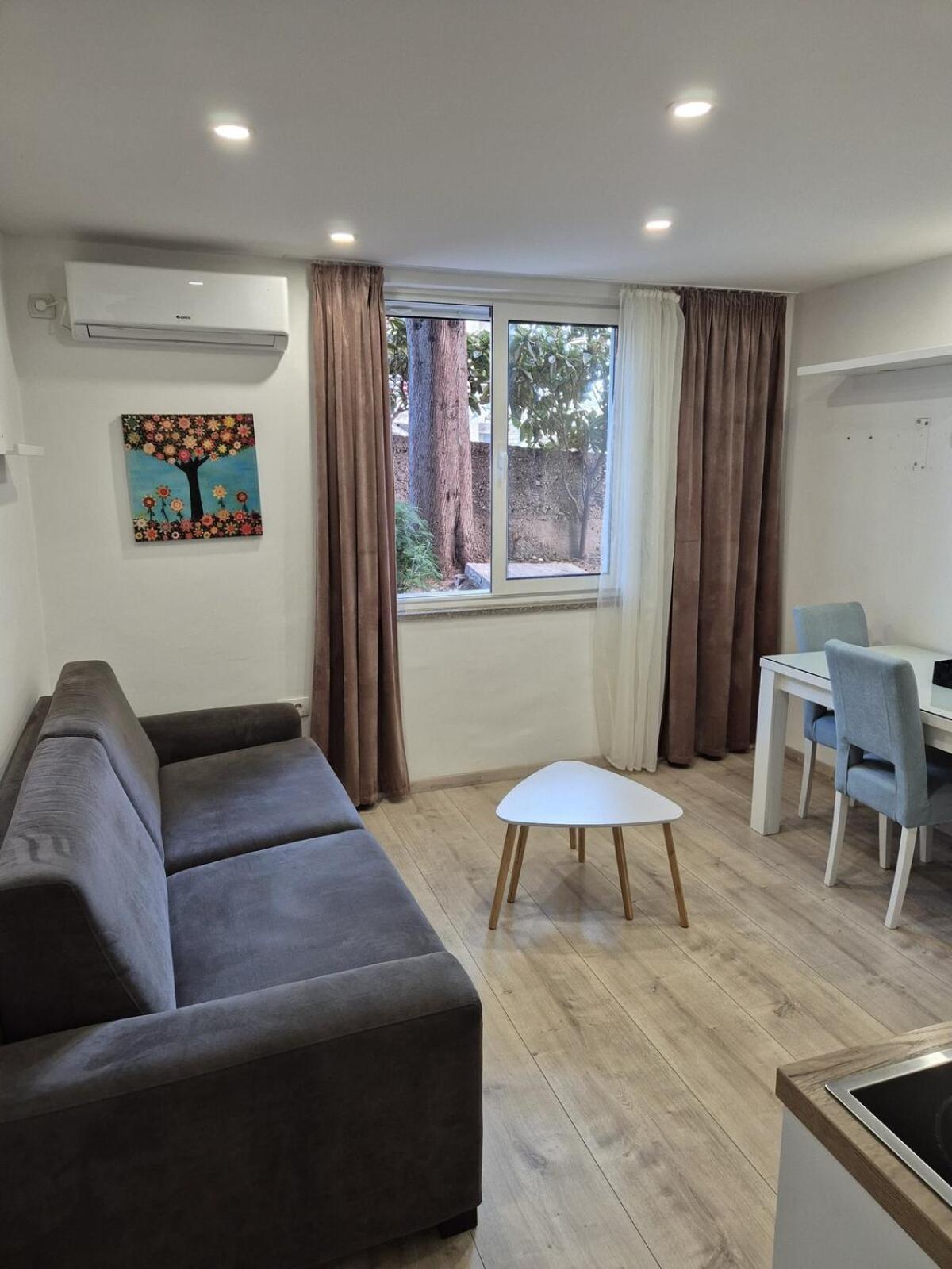 Cozy Close To Centre * Split